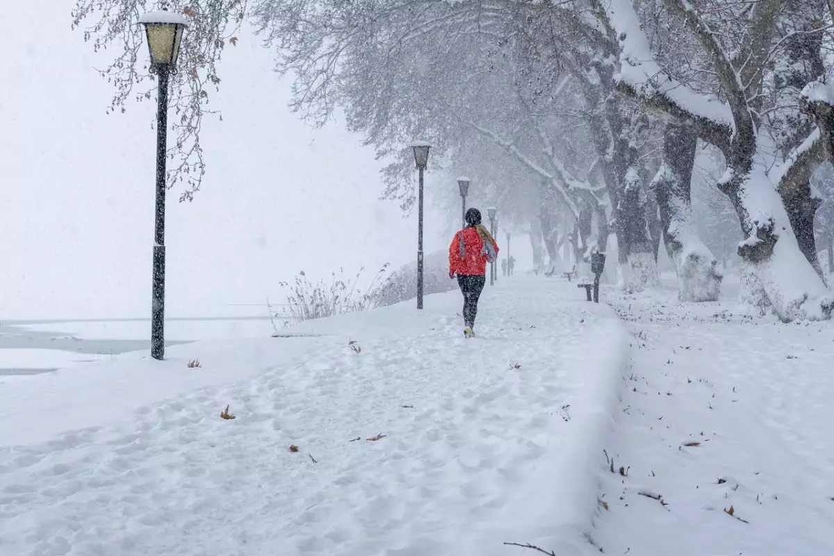 Каток под ногами: как казахстанцам пережить гололед и не попасть в травмпункт
