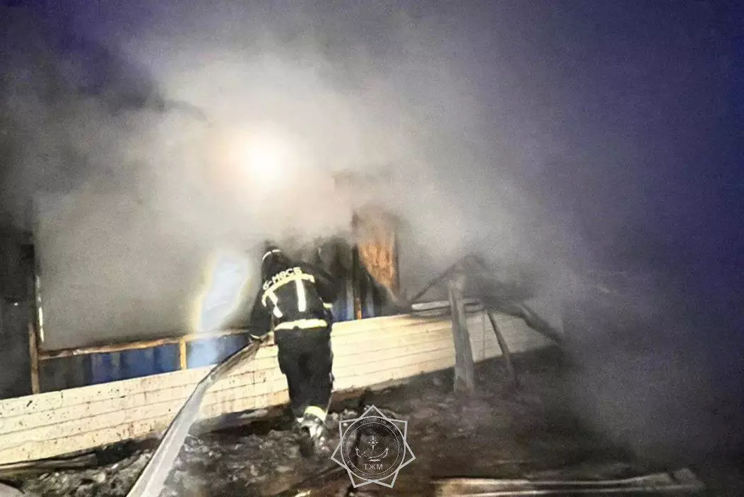 В Астане произошёл пожар на территории строящегося объекта