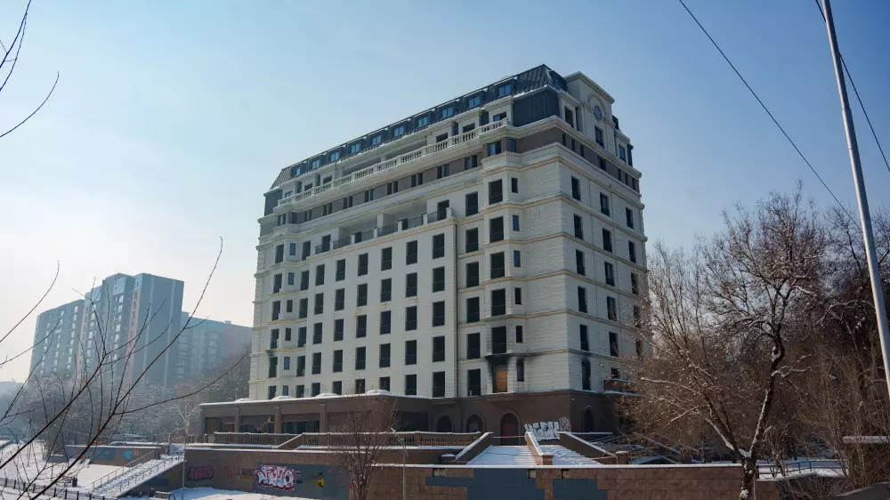 Разбитые окна и испорченный фасад: в каком состоянии отель Сатыбалды перешёл государству