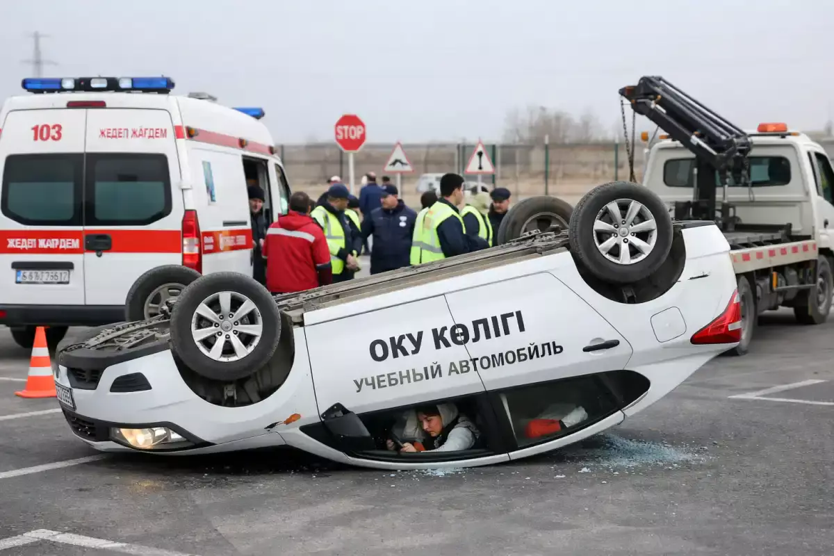 Шымкентте жүргізуші куәлігіне емтихан тапсырып жатқанда көлік аударылып қалған