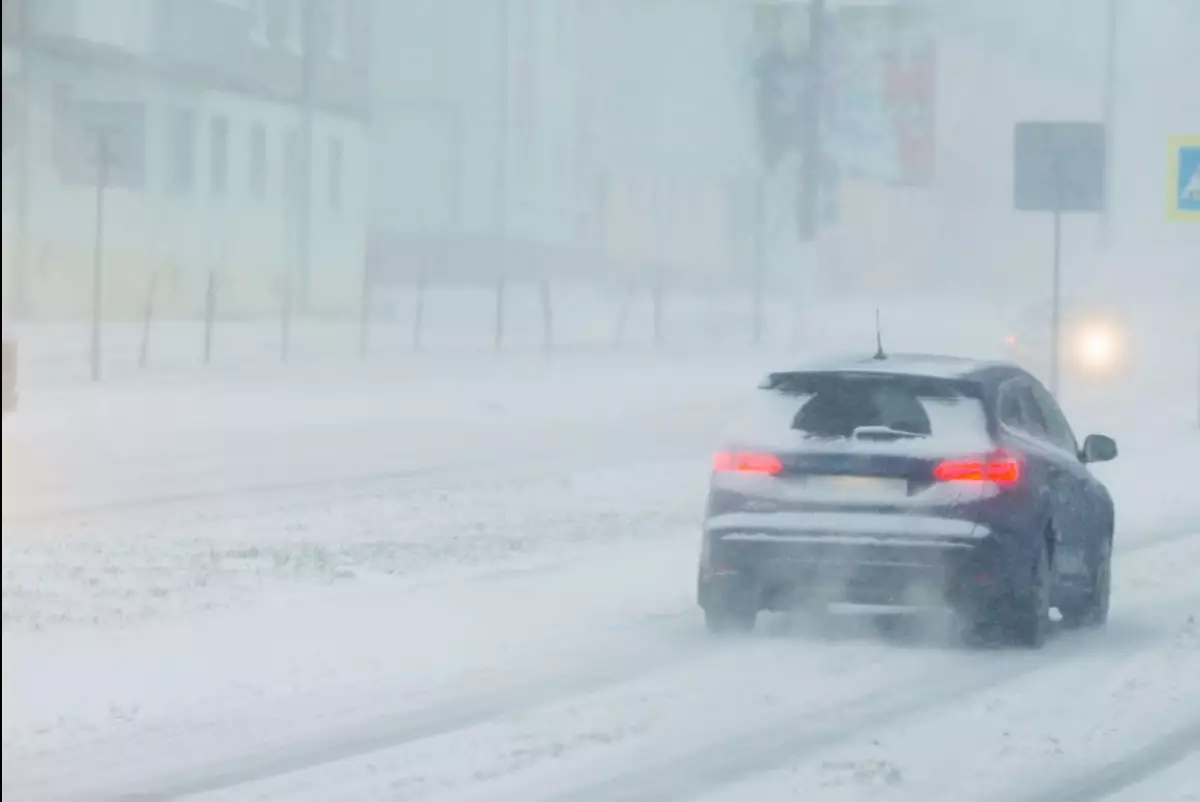 На трассах 13 регионов Казахстана ожидаются снег и метель