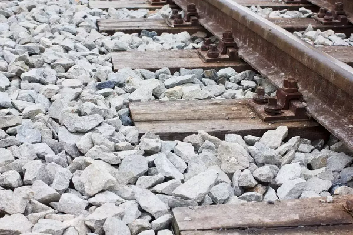 Груда камней обрушилась на пути: поезд сошел с рельсов