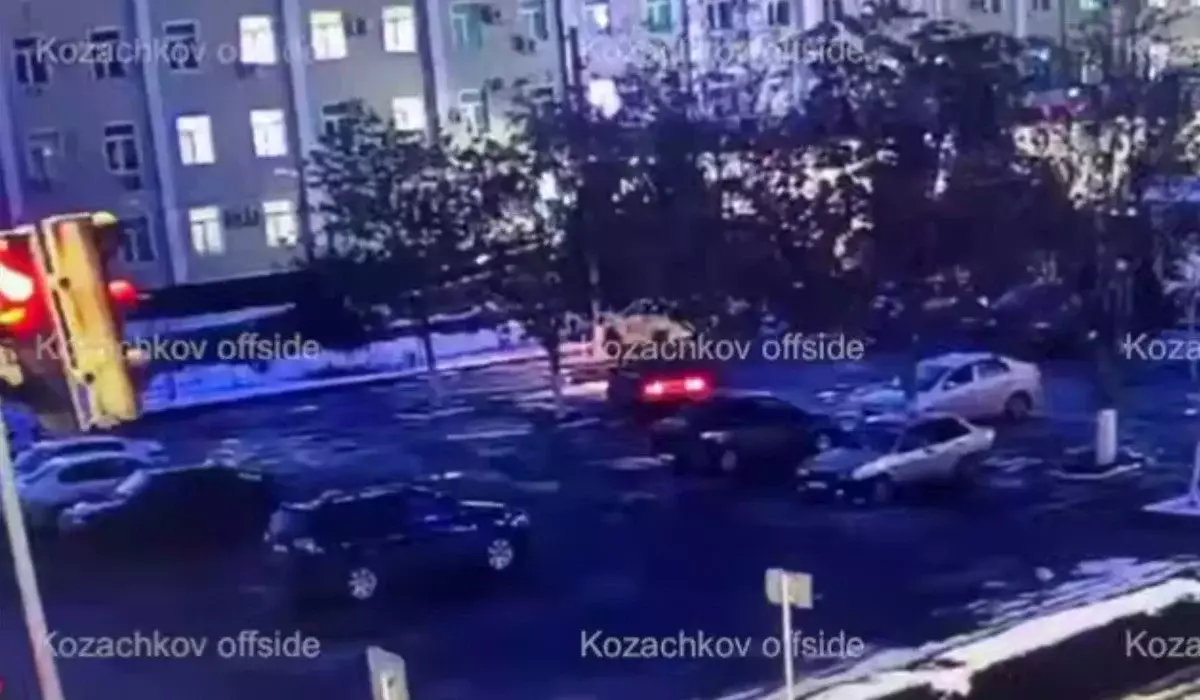 ДТП в Шымкенте закончилось убийством: видео с доставкой тела к больнице появилось в сети