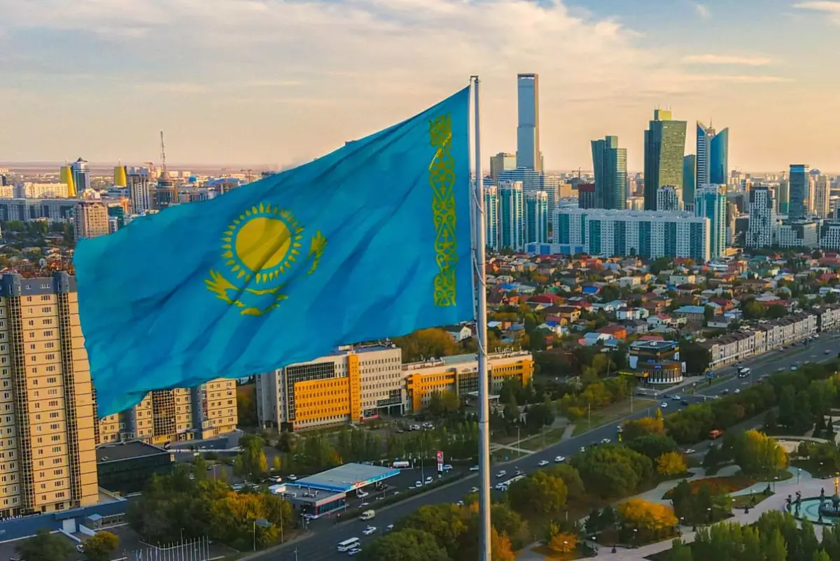Казахстанцев будут поощрять за уважение к госсимволам
