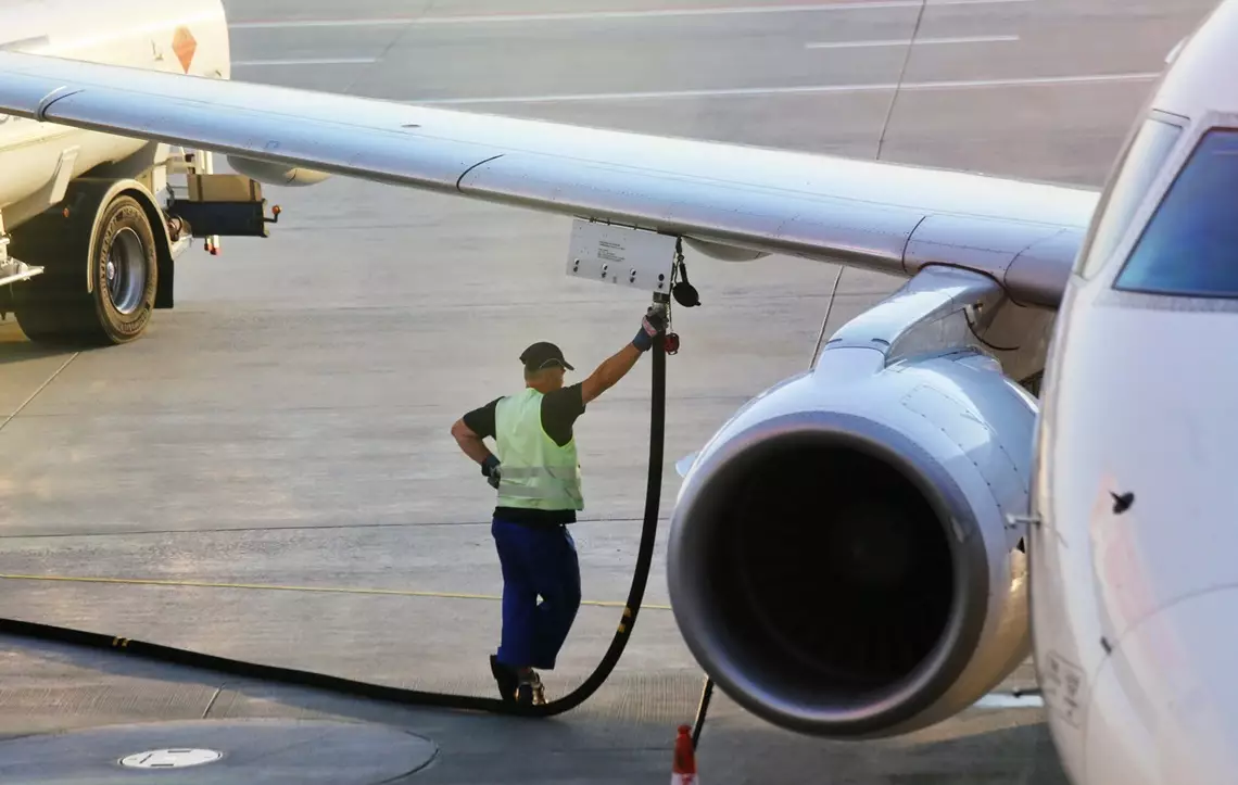 Снизить цену на авиатопливо до $890 за тонну обещают после критики Токаева