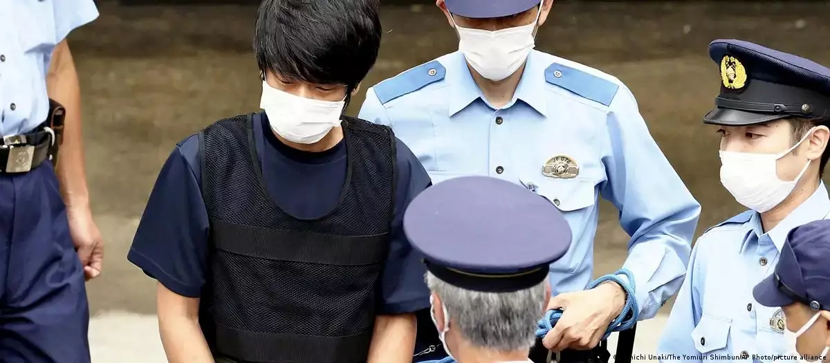 Убийцу экс-премьера Японии приговорили к пожизненному сроку