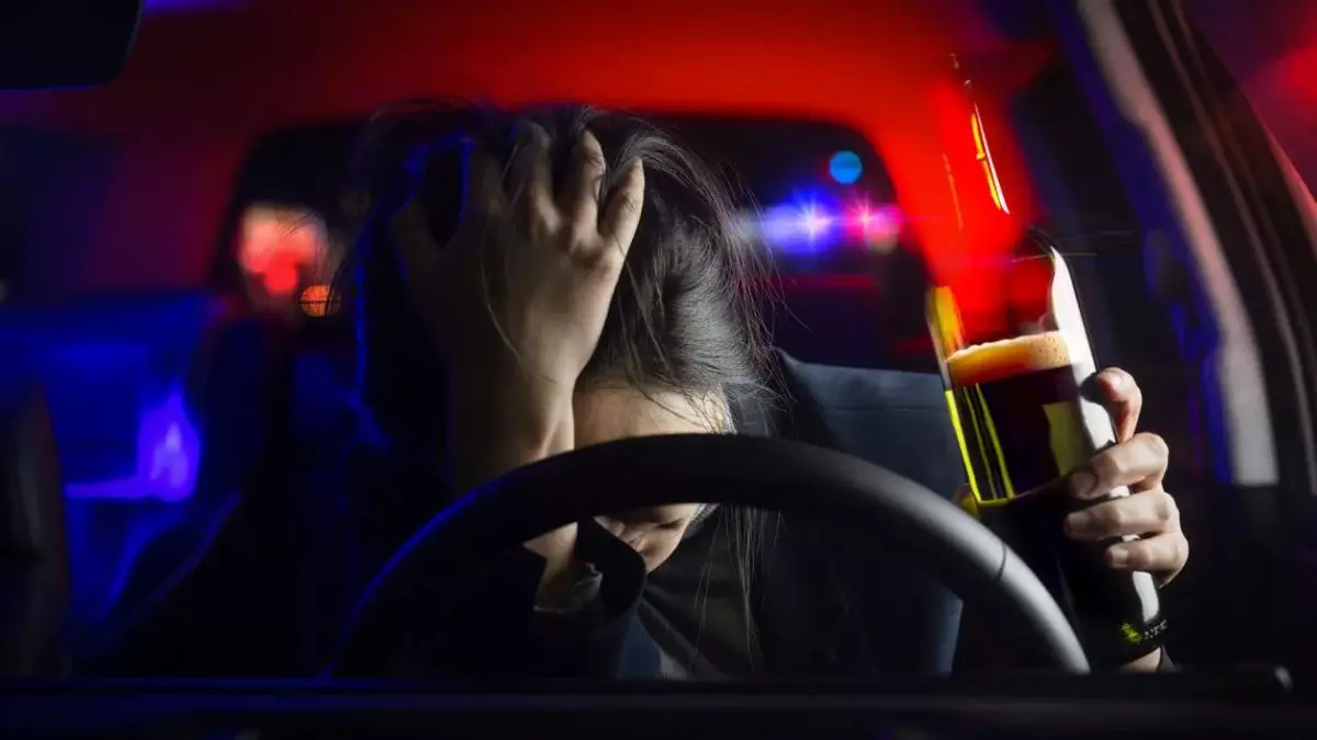 Көкшетауда әйел адам жақындарымен ренжісемін деп ішіп алып, рульге отырған соң полицияға ұсталды (ВИДЕО)