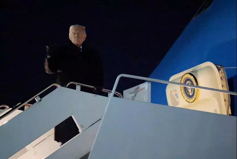 Полет Трампа в Давос прервали из-за неполадки на борту