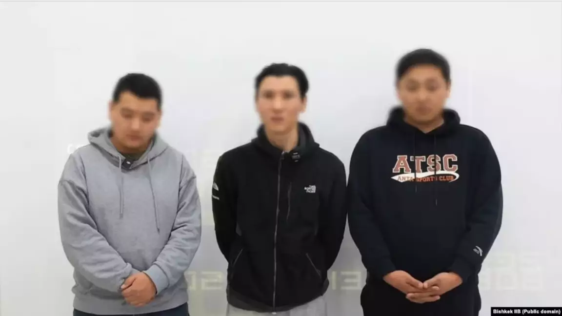 Бішкекте қырғыз тілін мазақ еткен видео жариялаған блогерлер ұсталып, кешірім сұрады