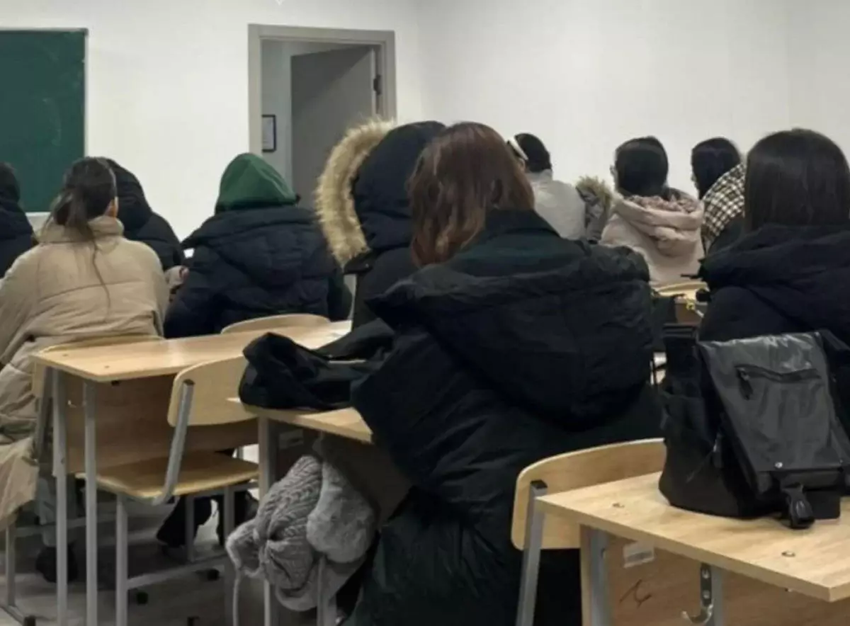 «Даже в куртках сидеть невозможно»: студенты жалуются на холод в вузе Астаны