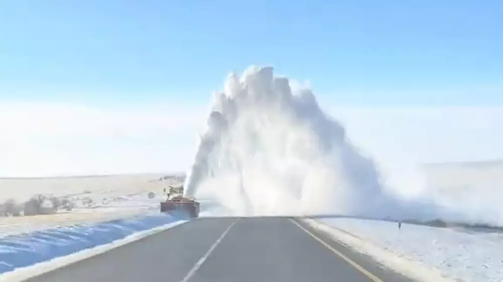 “Зачем засыпают чистую дорогу?“ Казахстанцев возмутило видео уборки снега
