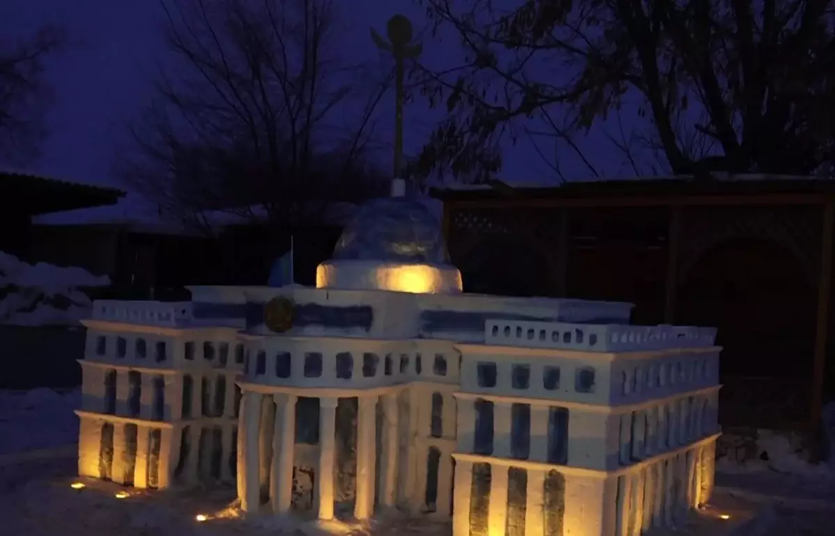 Снежная Акорда: сельчанин из ЗКО удивил необычной скульптурой