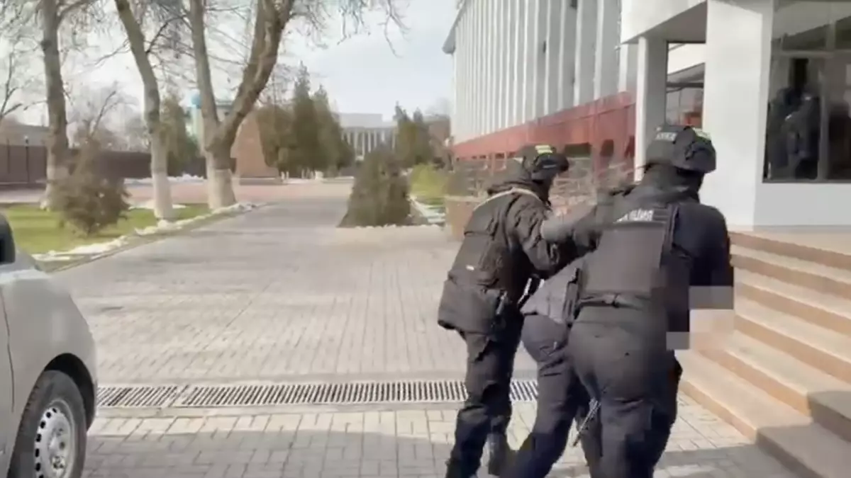 Жол үстіндегі төбелес: Шымкентте ер адамды пышақтап өлтірген 4 күдікті ұсталды