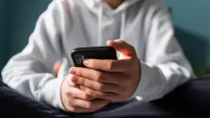 Тағы бір депутат Қазақстанда әлеуметтік желіге жас шектеуін енгізуді ұсынды 