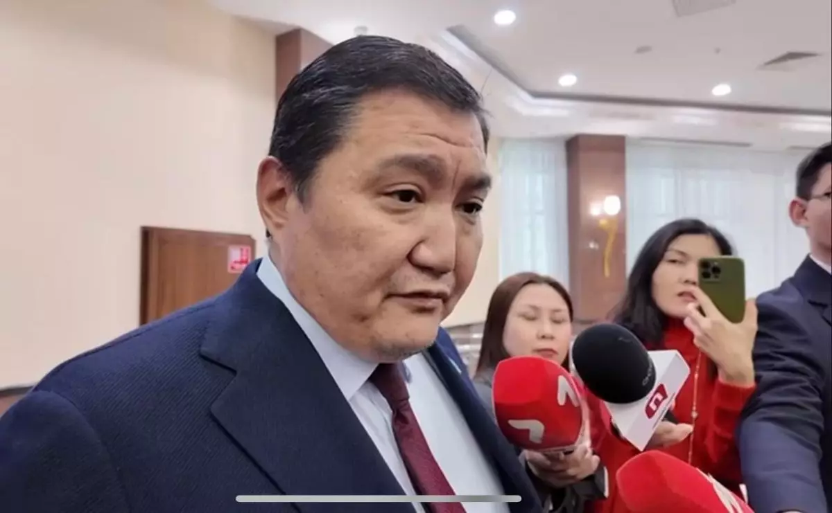 «Воруют в огромных масштабах»: депутат требует усилить контроль за деньгами ОСМС