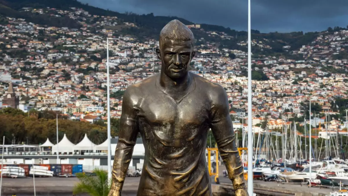 Португалияда Криштиану Роналдудың мүсініне белгісіз біреу өрт қойды