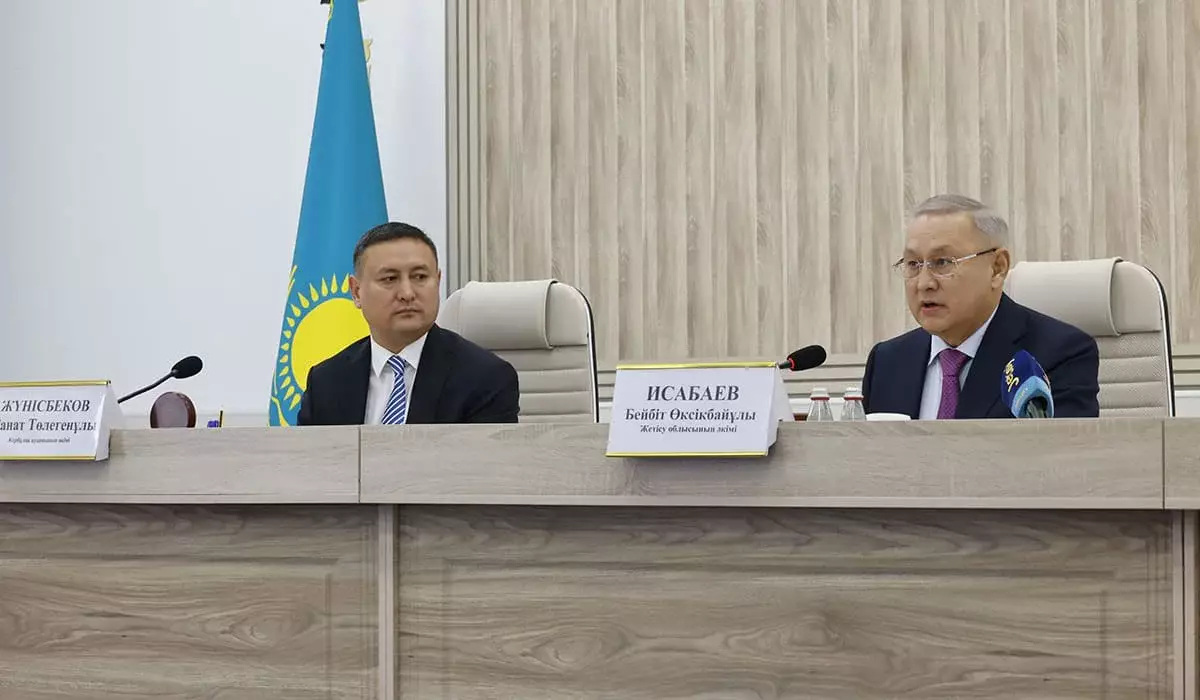 Бейбит Исабаев представил местному активу нового избранного акима Кербулакского района