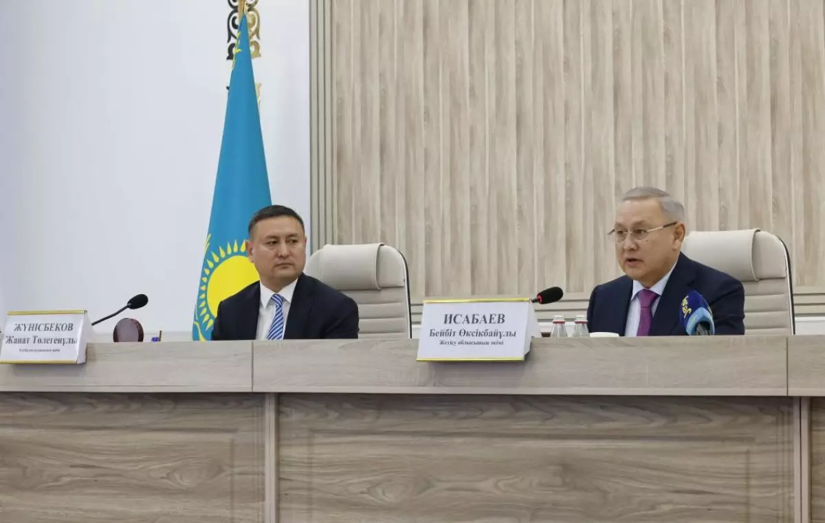Бейбіт Исабаев Кербұлақ ауданының жаңадан сайланған әкімін таныстырды