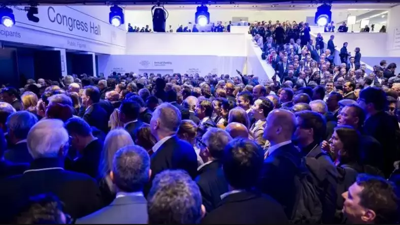 Давос форумы: Залға сыймағандар Трамптың сөзін сыртта тыңдауға жиналды