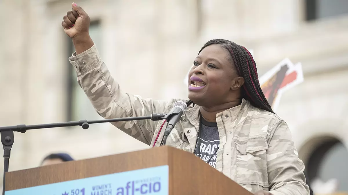 Левый активист, организовавший штурм церкви в Миннесоте, получил более миллиона долларов от некоммерческой организации по борьбе с бедностью.