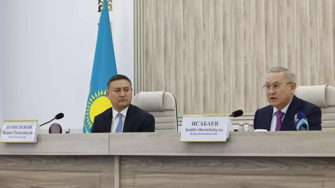 Бейбіт Исабаев Кербұлақ ауданының жаңадан сайланған әкімін жергілікті активке таныстырды