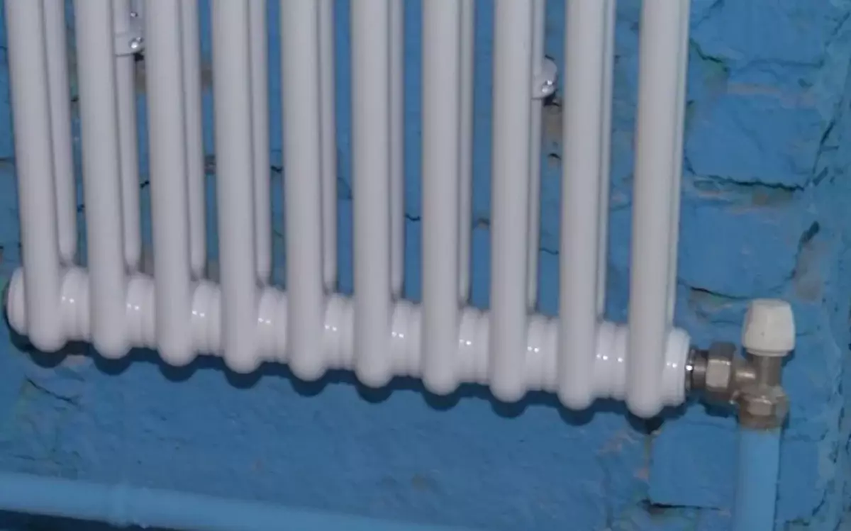 Батареи едва греют: павлодарцы мерзнут в квартирах после отступления сильных морозов