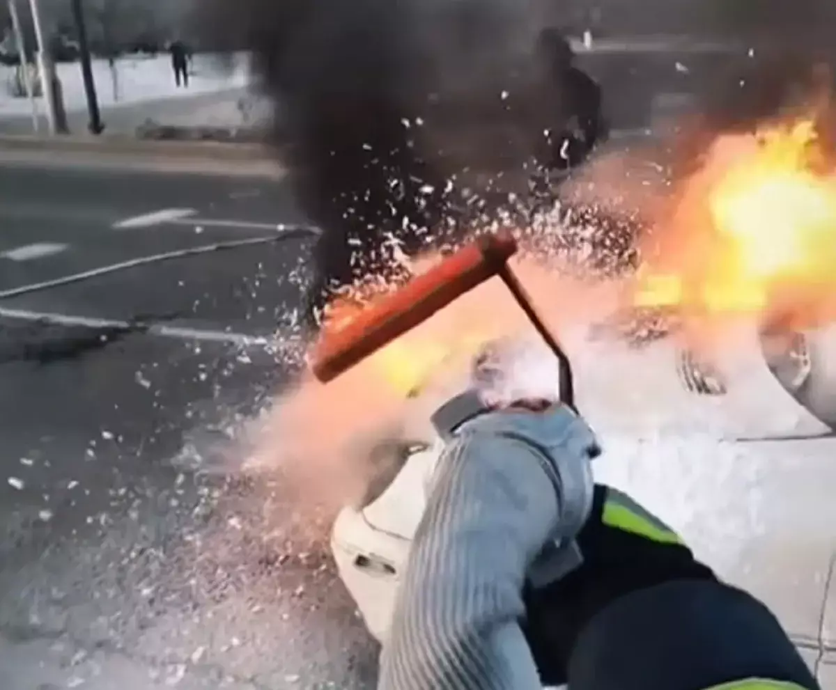 В Актау сгорел автомобиль - новости на Lada.kz 21.01.2026