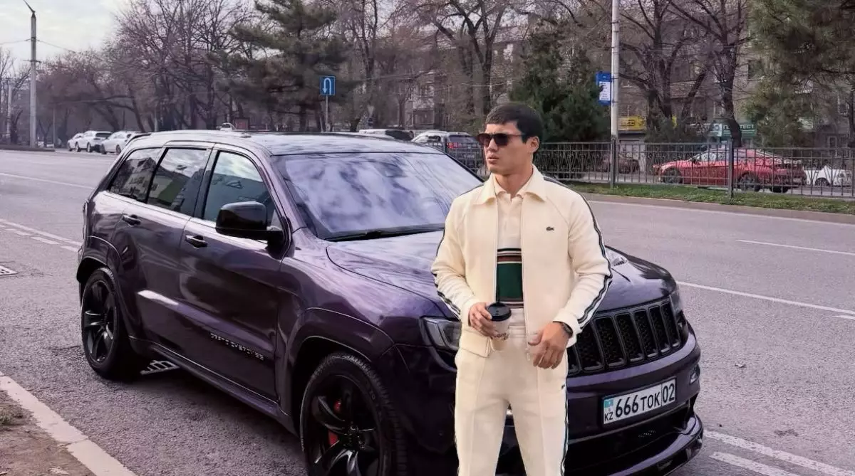 Миллион теңге, қалың мал: Еркебұлан Тоқтар бойжеткендердің өзіне қандай сыйлық жасайтынын көрсетті