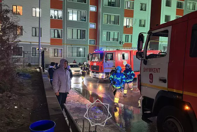В Шымкенте в подъезде многоэтажного дома загорелась электрощитовая