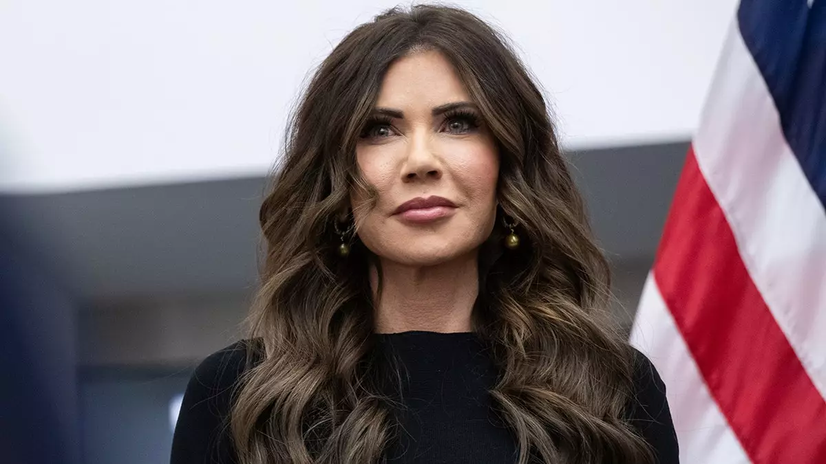 Ноум заявляет о предстоящих арестах после нападения антииммиграционной толпы на церковь в Миннесоте.