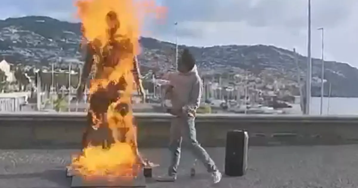  Португалияда Роналдудың мүсінін өртеп жіберді (ВИДЕО) 