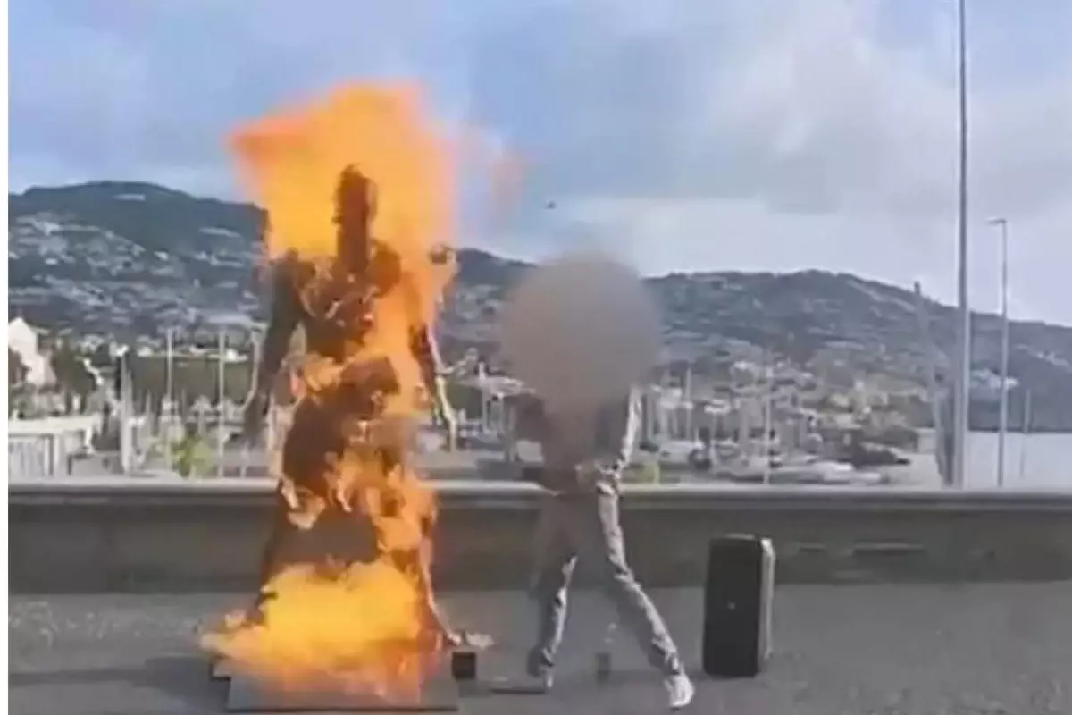 Белгісіз біреу Криштиану Роналдудың мүсініне өрт қойған