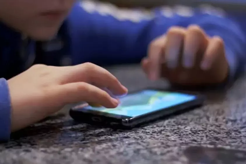 Айдарбек Ходжаназаров поддержал ограничение доступа детей к соцсетям