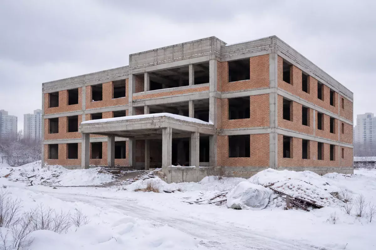 «Мертвая зона» в престижном районе: вместо детсада в Астане развели мусор и бурьян