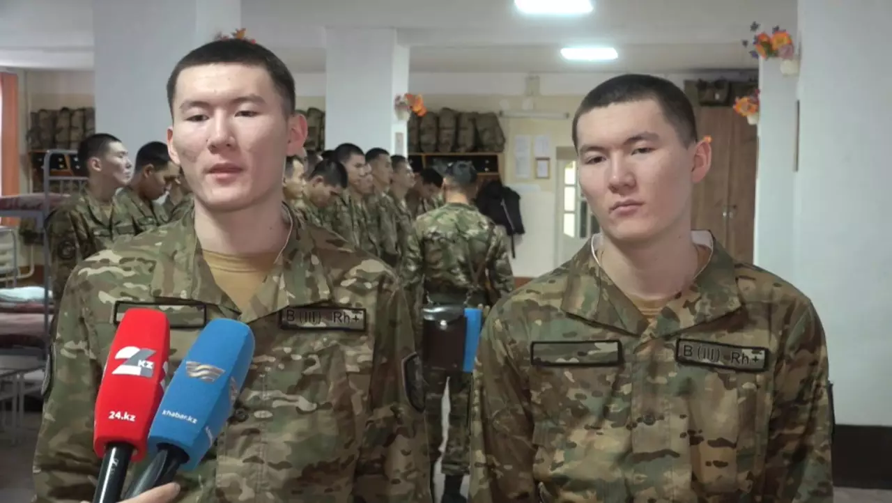 Оралда үш егіз жігіт әскер қатарында борышын өтеп жүр