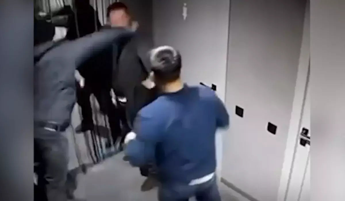 Атырауда түнгі клубта ер адамның аяусыз соққыға жығылған видеосы тарады