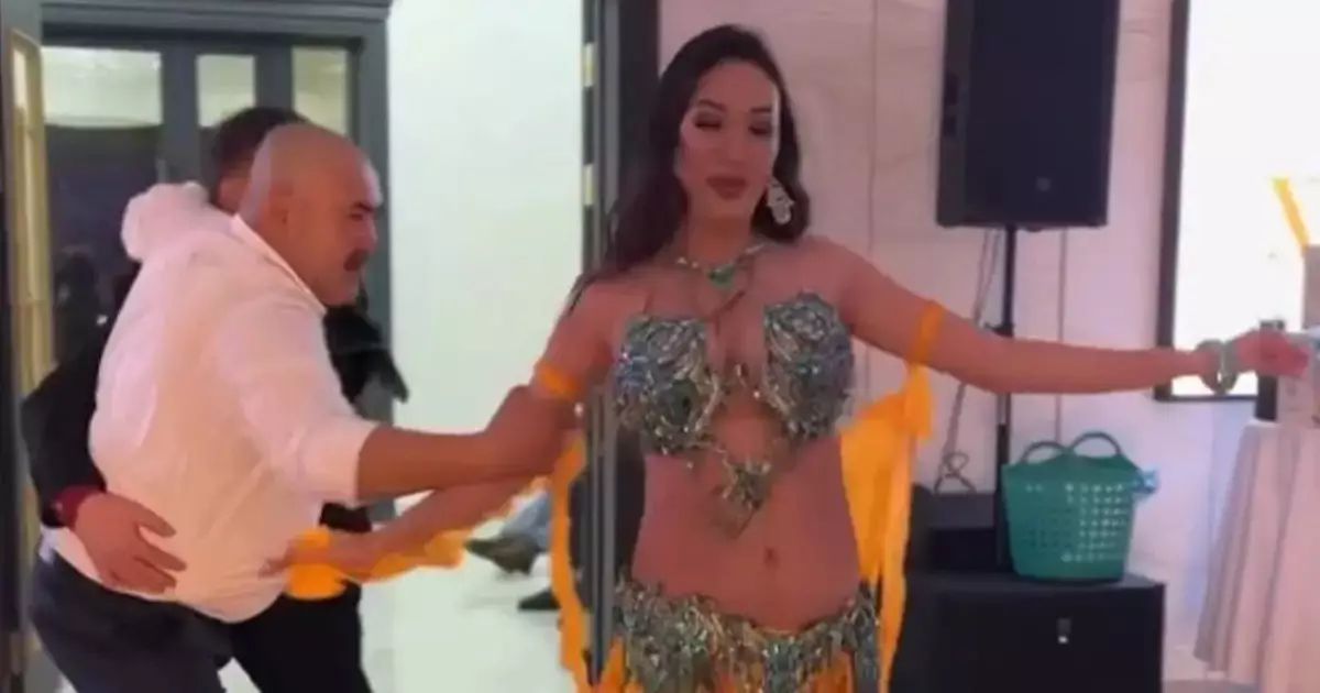  Тойда шығыс биін билеп тұрған биші қызды белгісіз ер адам залдан қуып шықты 