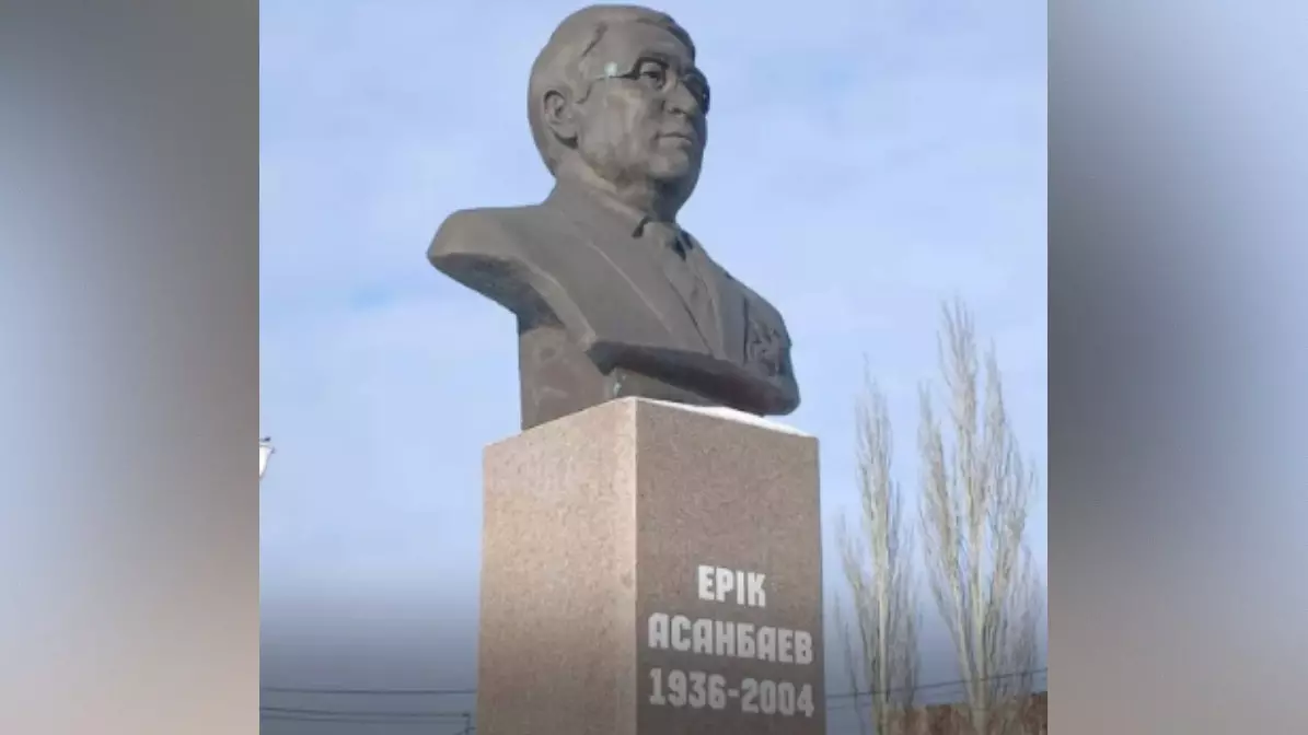Кто был первым вице-президентом Казахстана: в родном селе Ерику Асанбаеву поставили памятник