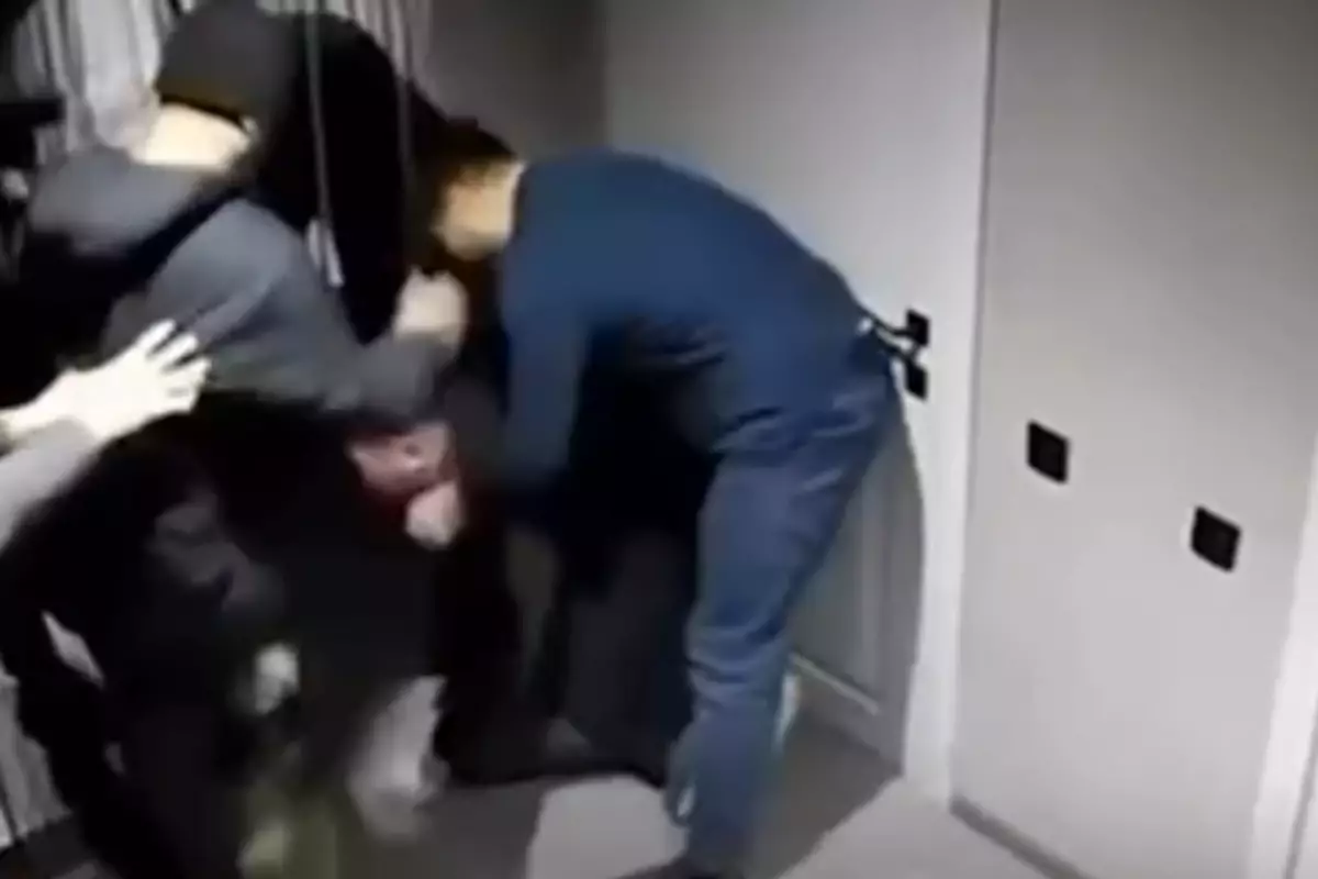 За жестокое избиение в баре в Атырау задержаны двое мужчин