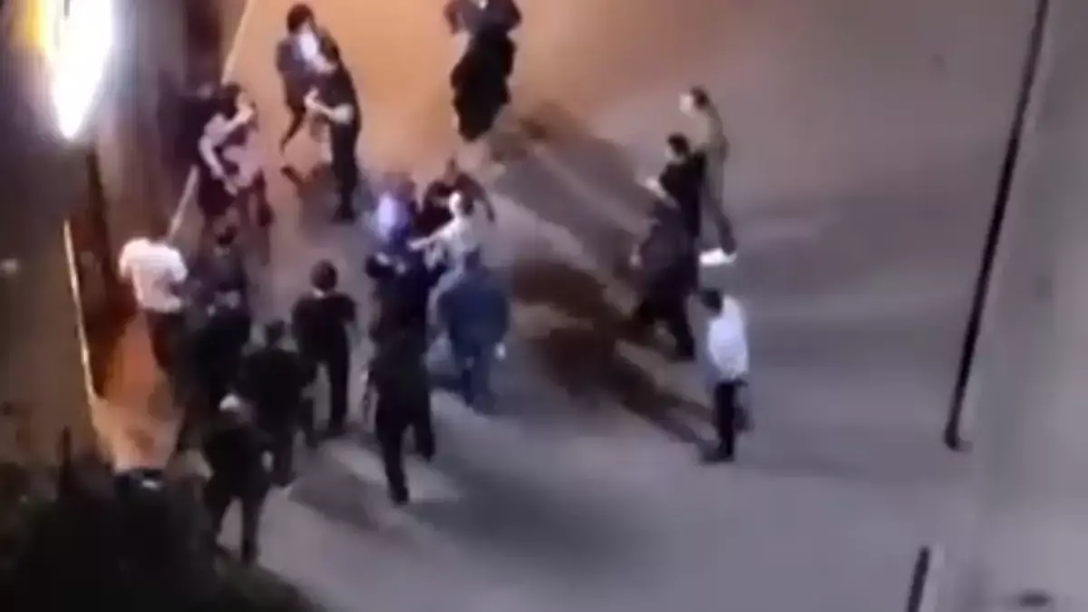 Атырауда бір топ бұзақы ер адамды өлімші етіп сабаған (ВИДЕО)