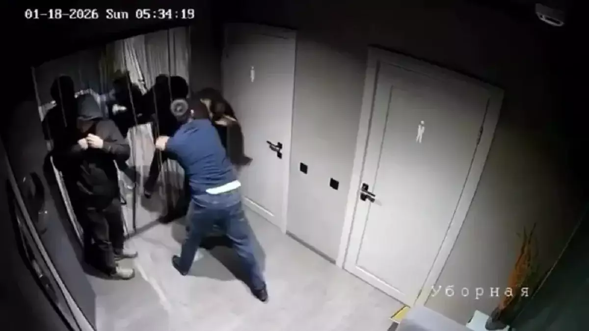 Атырауда ер адамды қатыгездікпен соққыға жыққандардың видеосы тарады