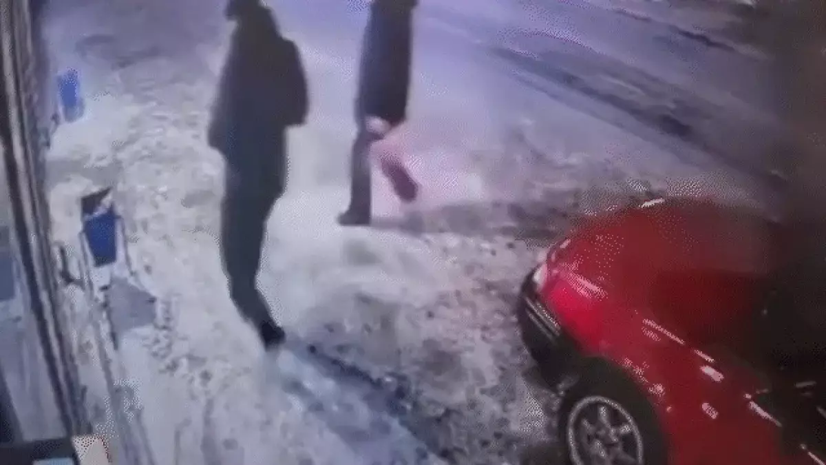 Жезқазғанда жүргізушісі жоқ жеңіл көлік еңіске сырғып кетіп, аударылып қалды (ВИДЕО)