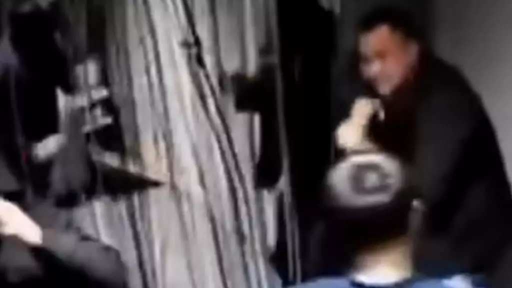 Атырауда ер адамға бір уақытта екі шабуыл жасалып, аяусыз соққыға жығылған