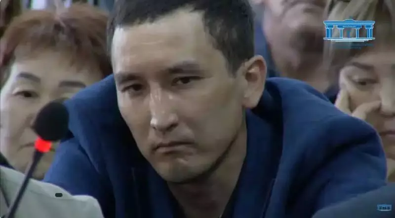 Полиция көлігінің дөңгелегін жарып тастаған Шерзаттың әкесіне қатысты іс жабылды