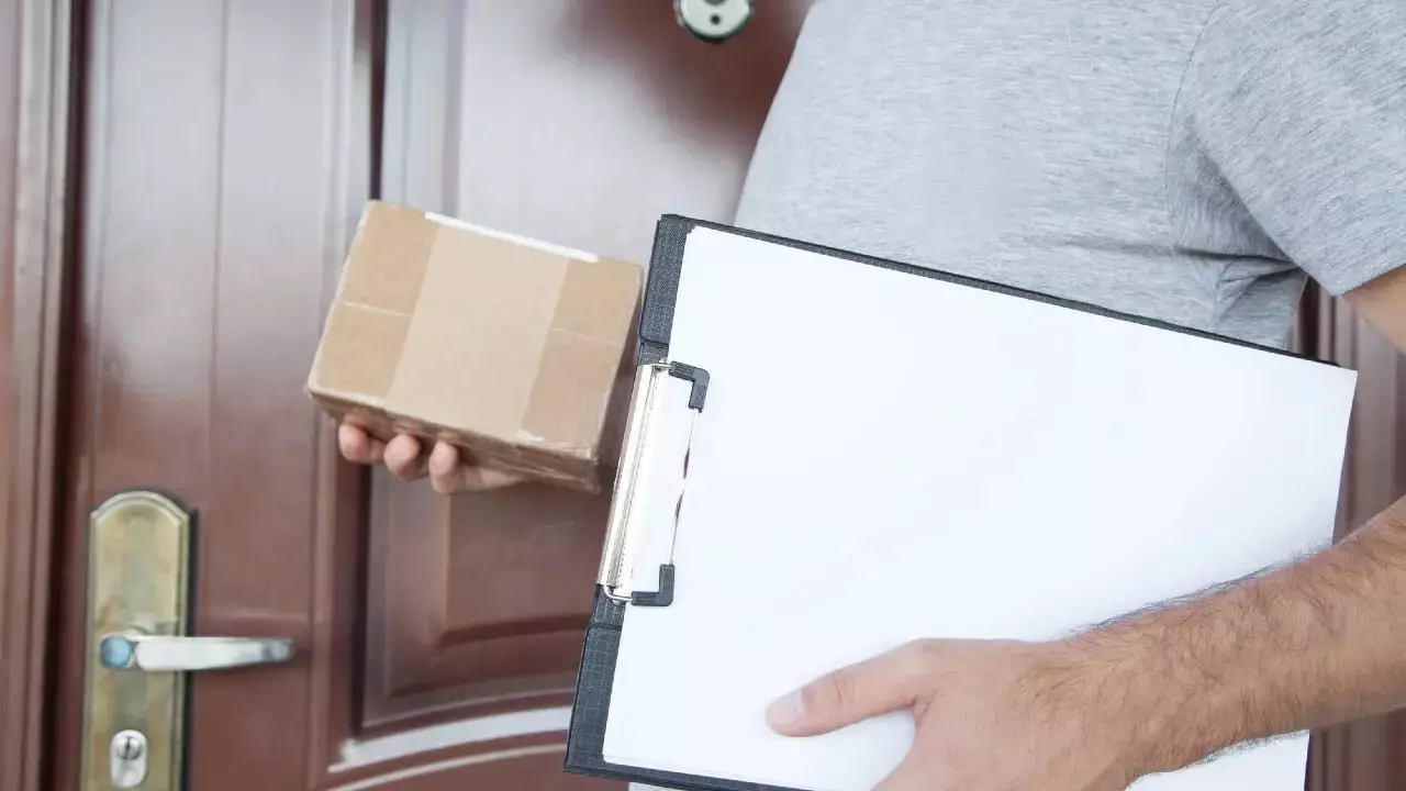 Банк картасы қауіпті болды: Алматыда алаяқтар енді үйге курьер жібереді