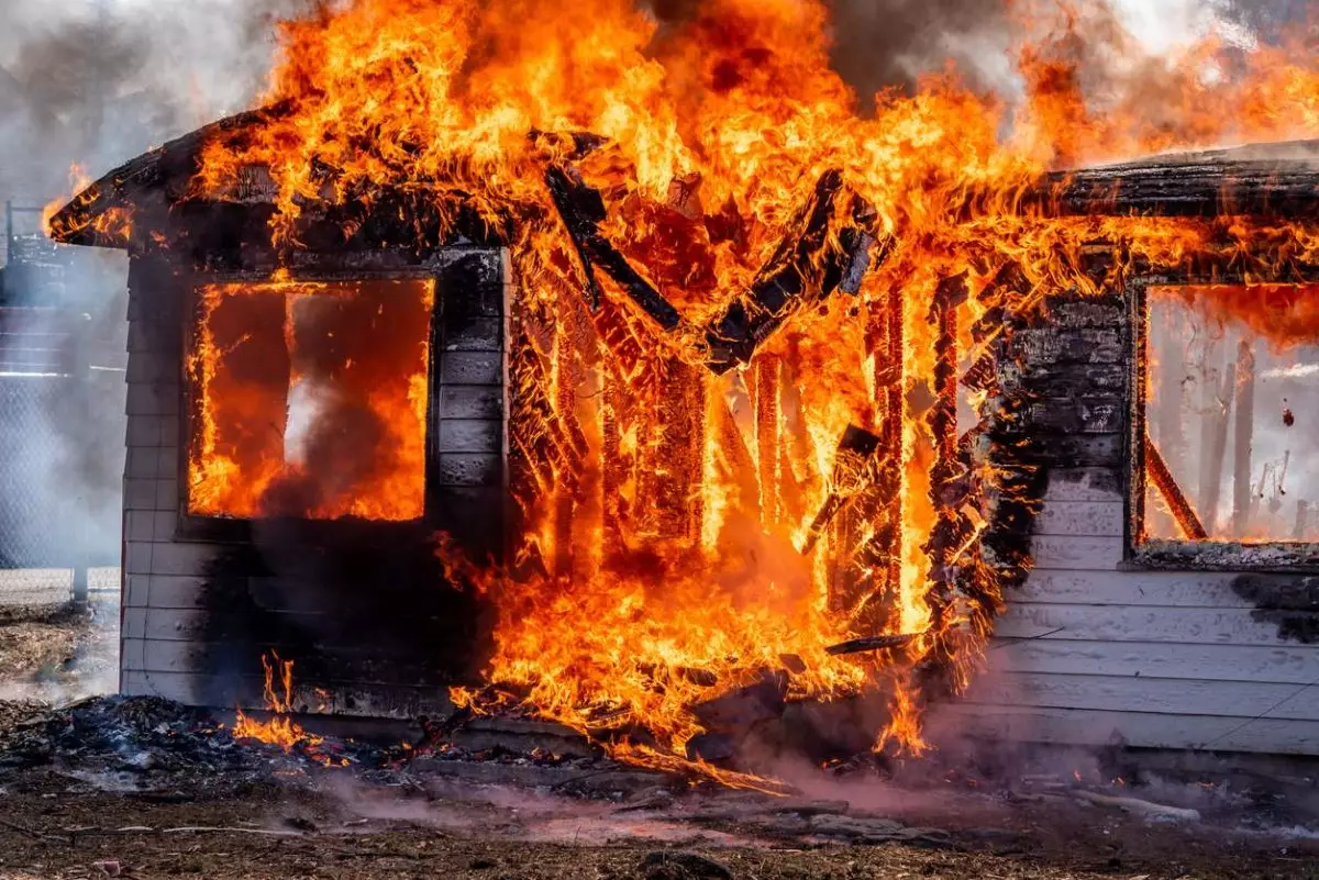 Пятеро детей чуть не погибли при пожаре в Павлодарской области