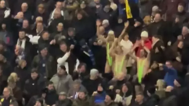 Футболға "Бораттың" купальнигімен келген бельгиялық жанкүйерлер қамалды