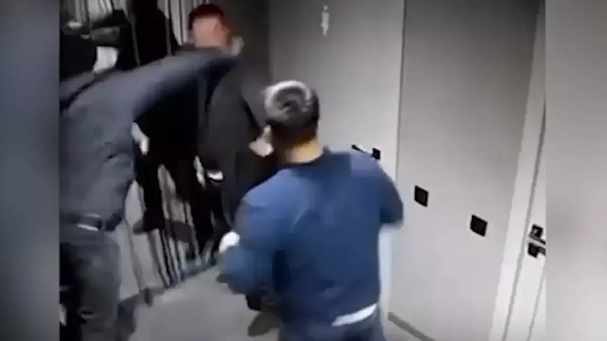 Атыраудағы түнгі клубта бұзақылар ер адамды аяусыз соққыға жыққан