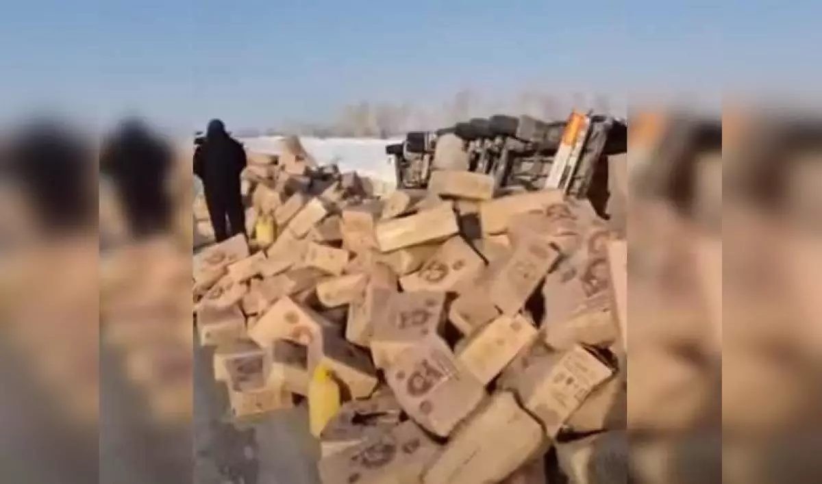 Грузовик опрокинулся в ВКО (ВИДЕО)