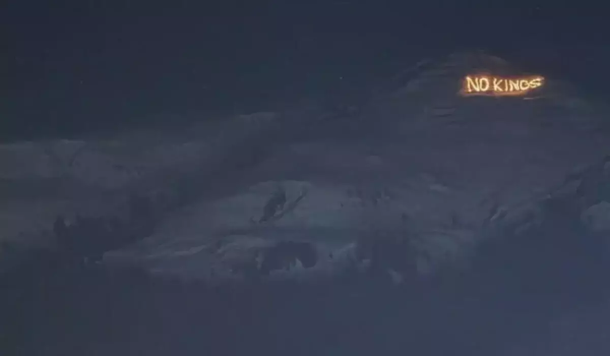 «No Kings»: на горе в Давосе зажгли факелы против Трампа